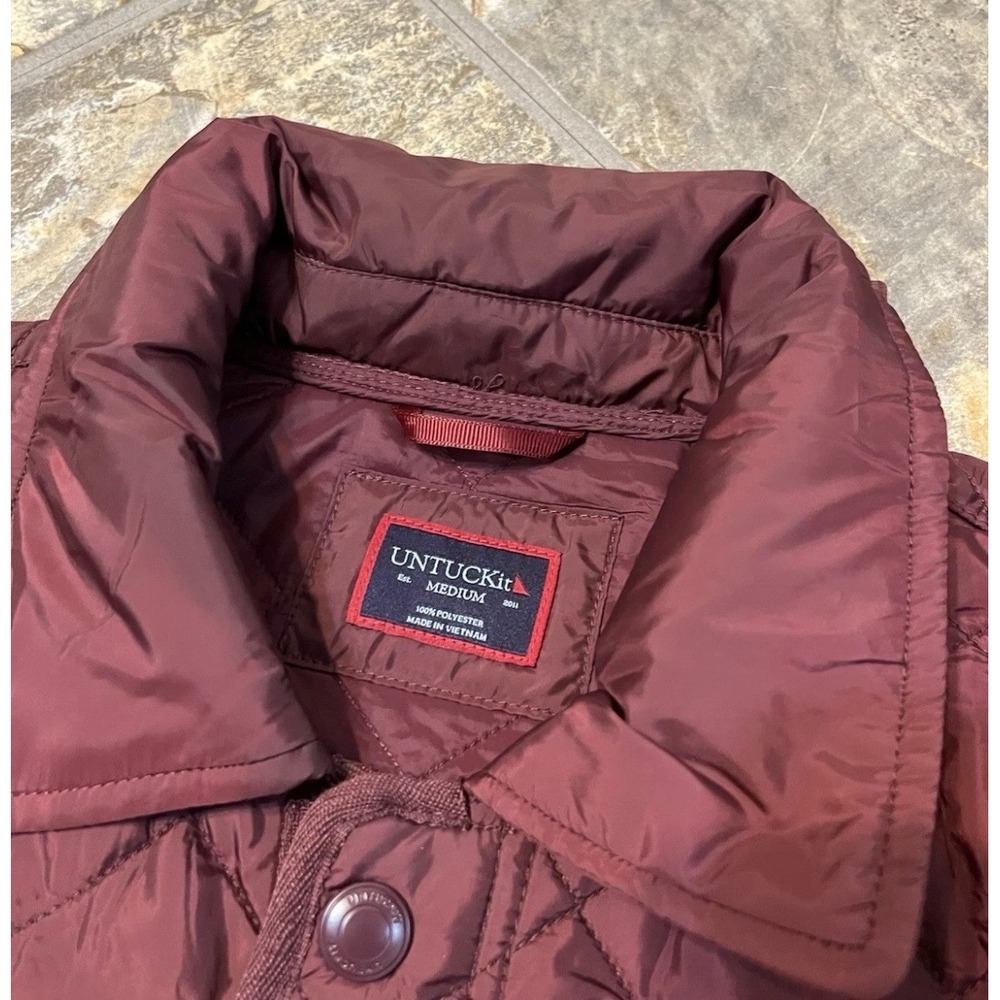 UNTUCKit Quilted Barn Jacket Mens Medium Burgundy Diamond Field Coat - Picture 3 of 10